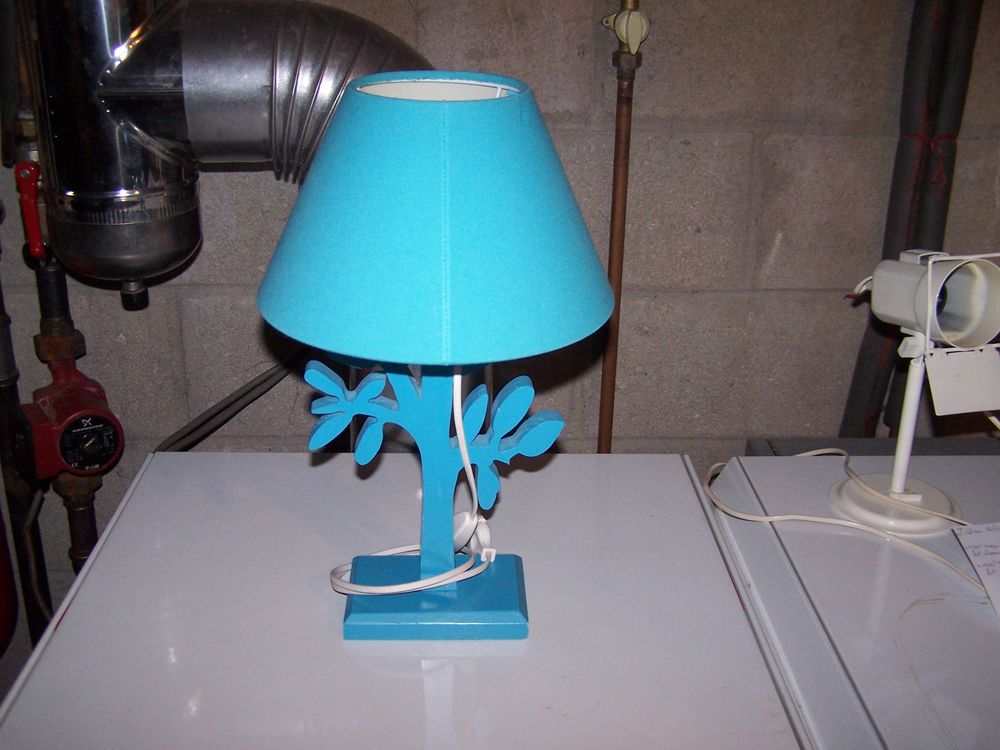lampe de chevet en bois de couleur bleue Décoration
