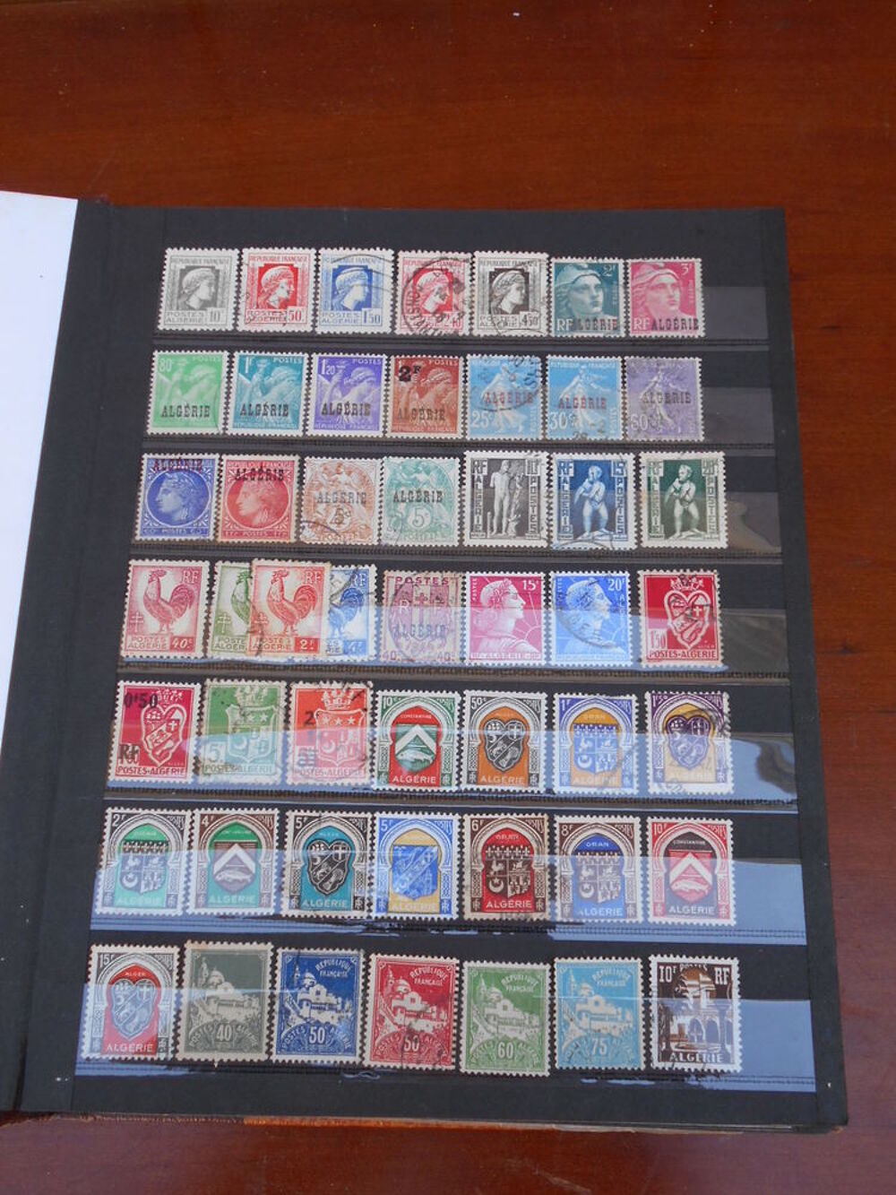 ALBUM de 992 TIMBRES du Monde 