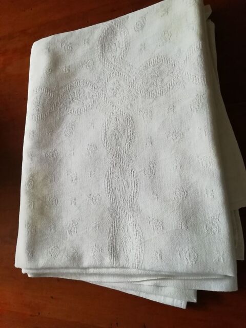 Nappe damass�e blanche 212 x 128 cm 19 L�signy (77)