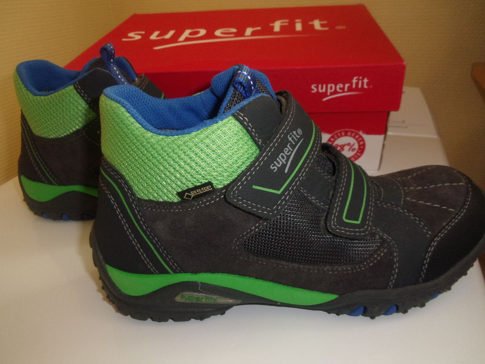 Chaussures montantes, randonn&eacute;es, neuves Chaussures