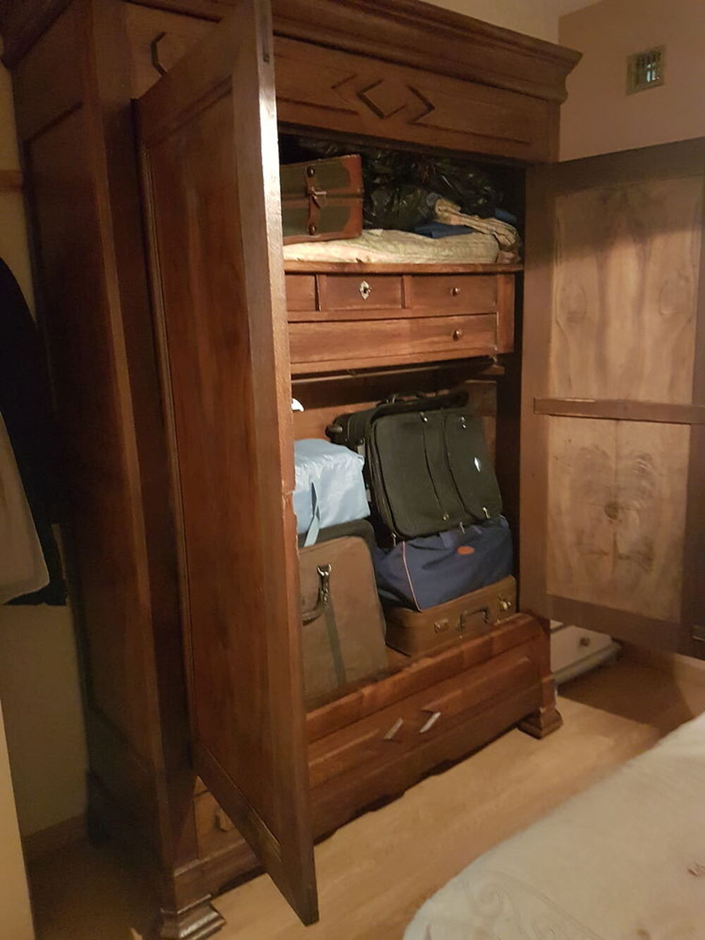 Armoire noyer Meubles