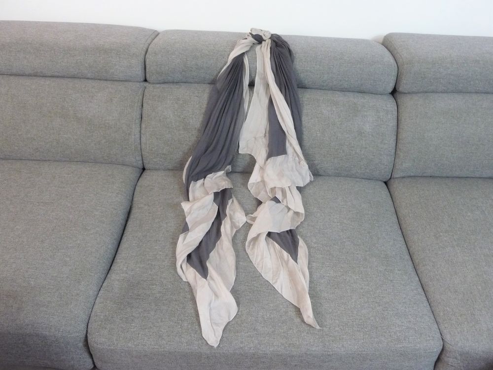 Foulard/ Echarpe Pliss&eacute; Gris et Ecru avec son Noeud Vêtements