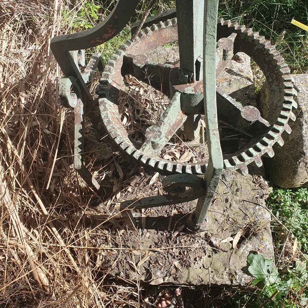 Meule &agrave; moudre olives noix pressoir puit Jardin
