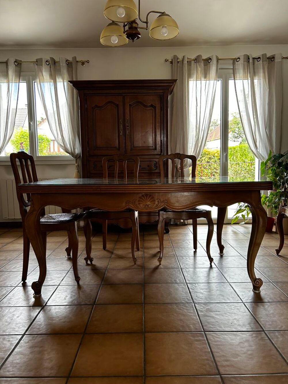 Table salle &agrave; manger avec 6 chaises style Louis xv Meubles