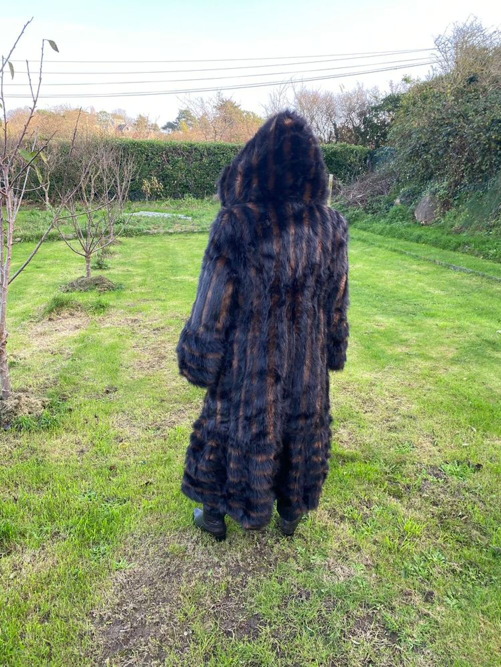 Superbe manteau en fourrure synth&eacute;tique neuf Vêtements