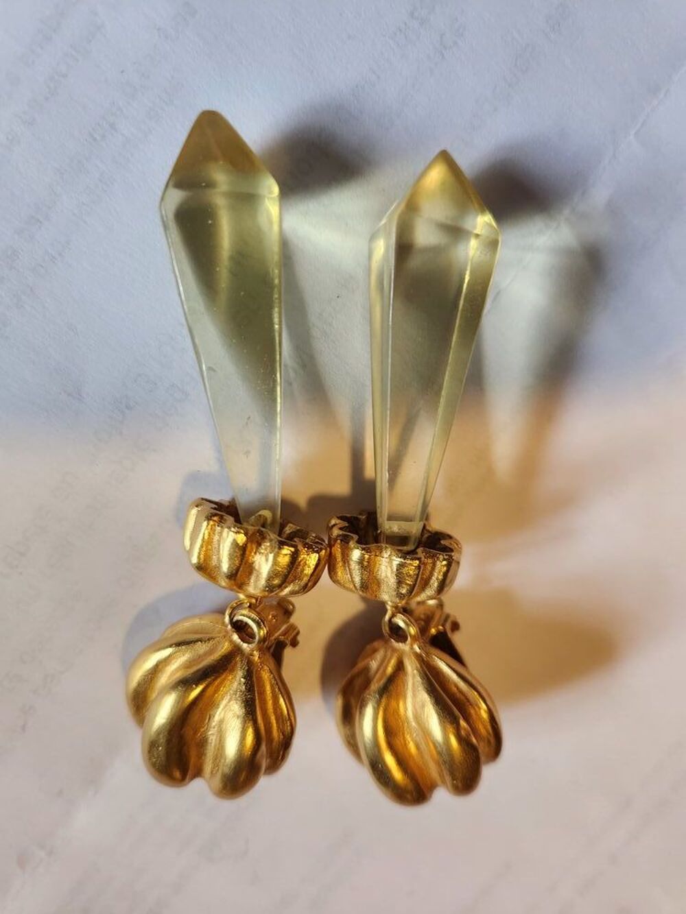 BO Clip Dor&eacute; Godron LANVIN + pendant long translucide Bijoux et montres