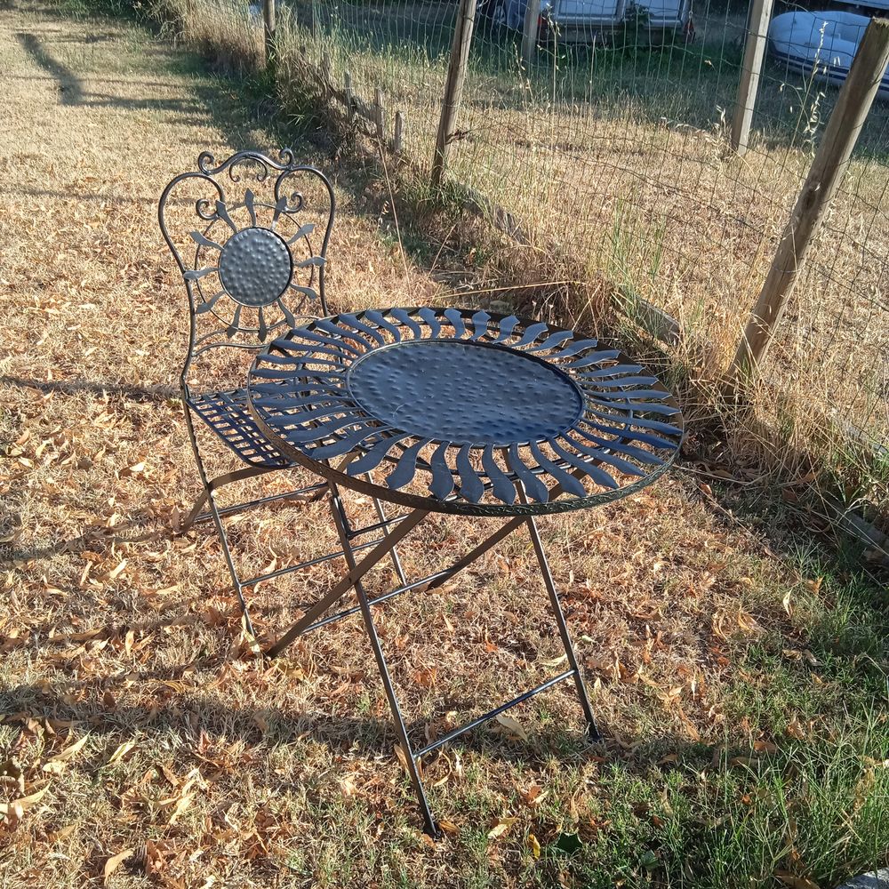 Table pliante et une chaise metal pour terrasse ou jardin Jardin