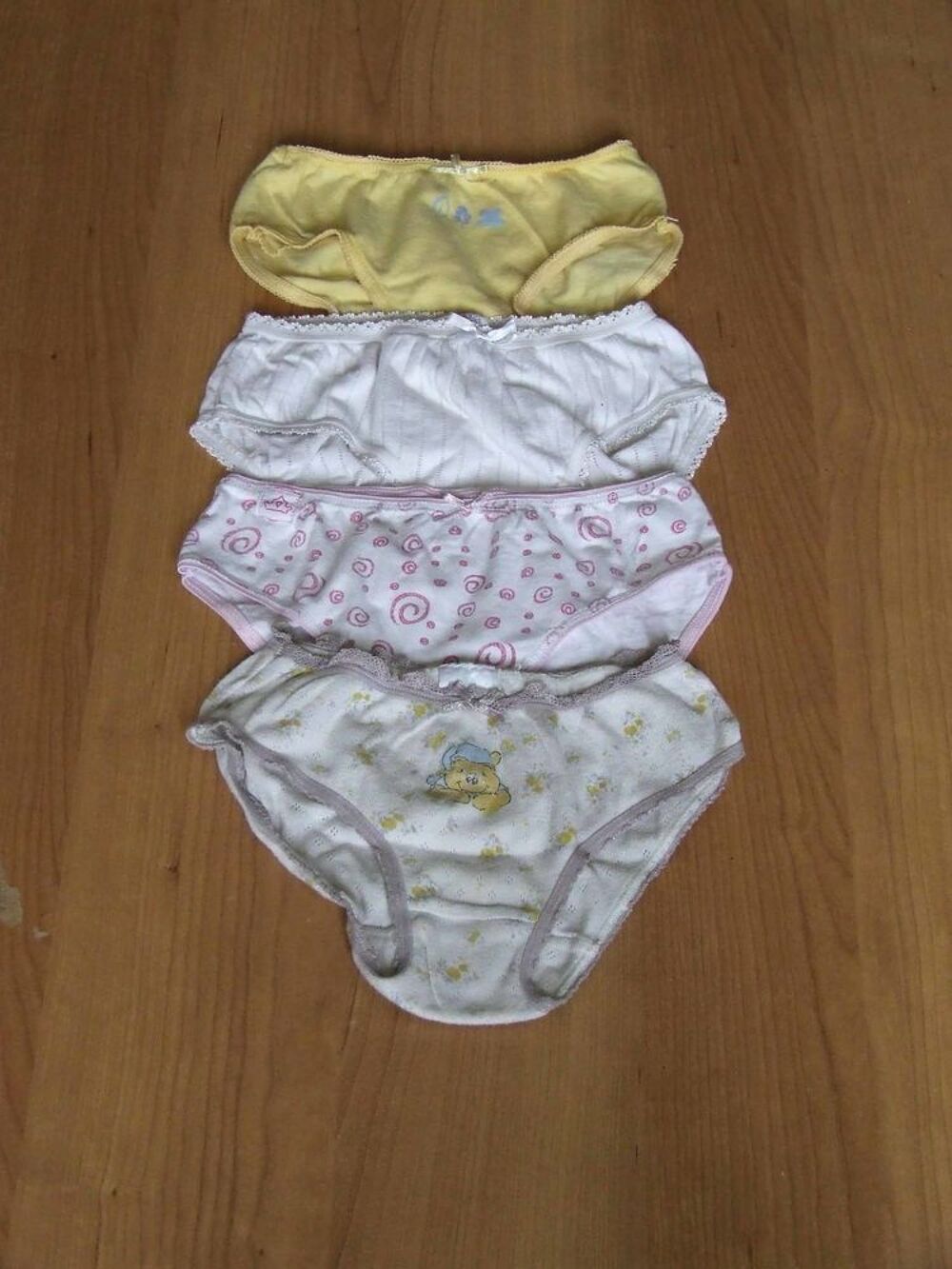 Lot 6, 4 culottes, Blanc, jaune avec motifs, 4 &agrave; 6&nbsp;ans, TBE Vêtements enfants