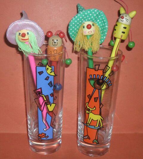 2 verres et 4 crayons. 20 Montreuil (93)