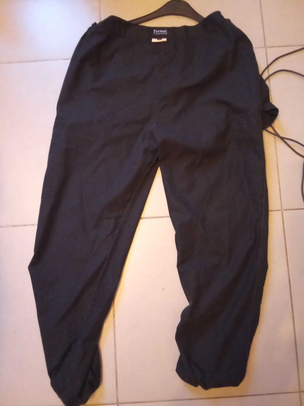 PANTALON DE S&agrave;‰CURIT&agrave;‰ DE COULOIR " NOIR " . Vêtements