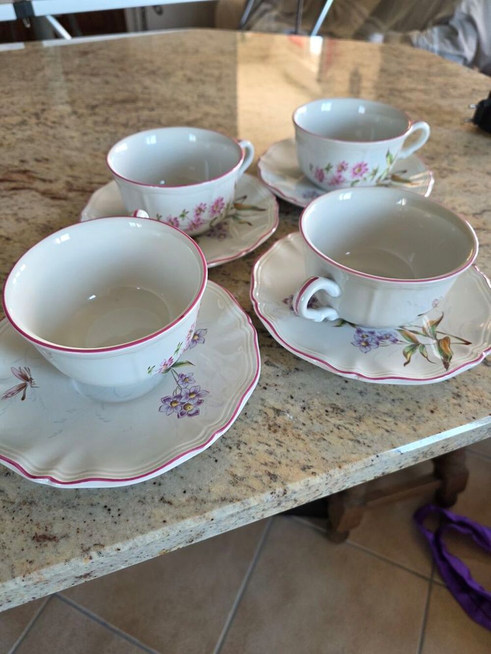 Grandes Tasses &agrave; d&eacute;jeuner + assiettes 
Cuisine