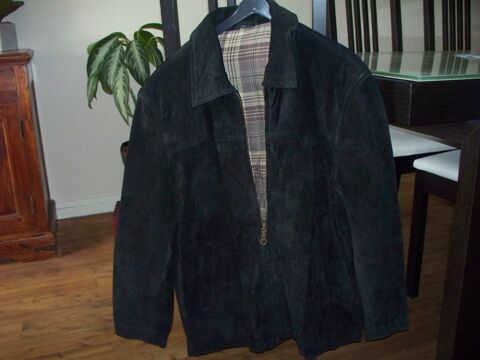 veste de cuir noir
35 La Rochelle (17)