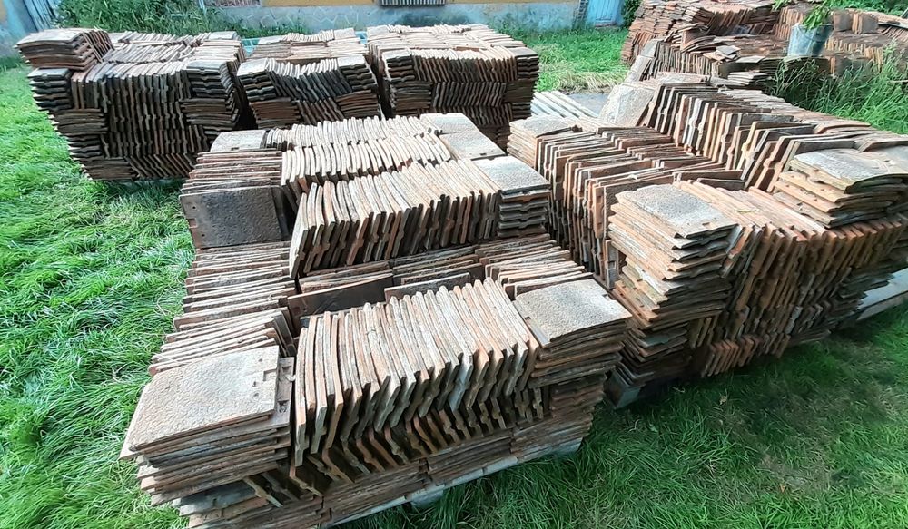   Tuiles plates de pays,anciennes. 