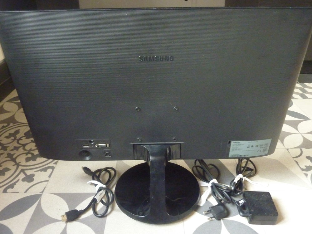&Eacute;cran Samsung S24F350FHU 24 Pouces Matériel informatique