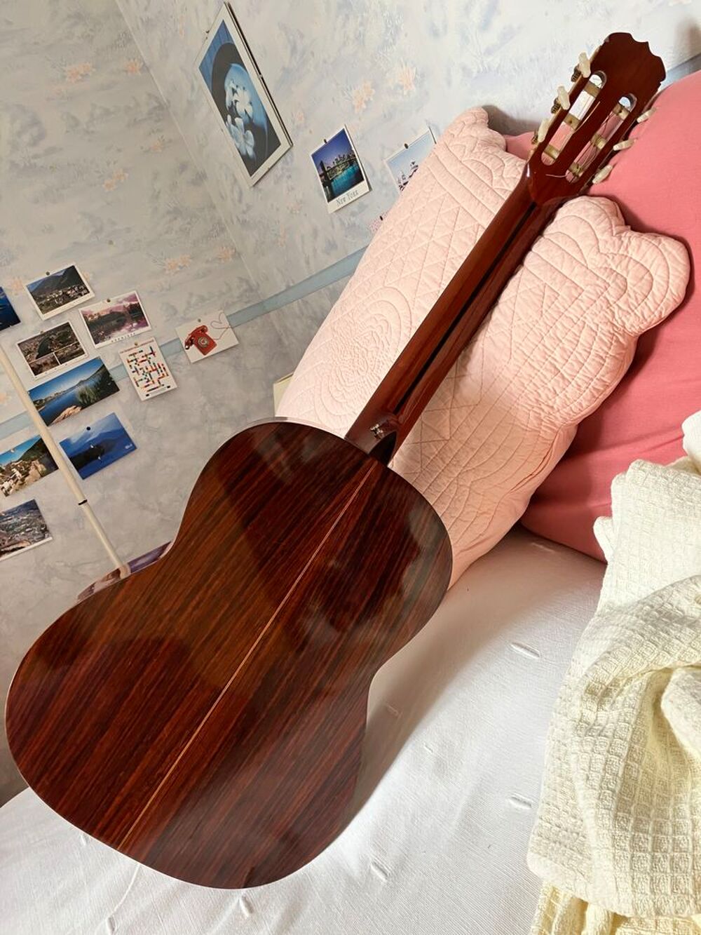 Guitare classique, tr&egrave;s peu utilis&eacute;e, ann&eacute;es 80, comme neuve Instruments de musique
