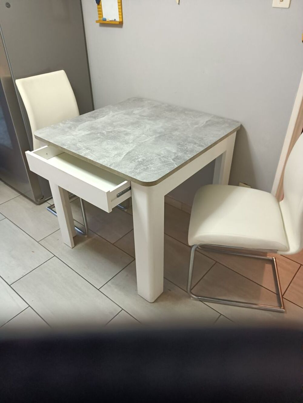 Une table + deux fauteuils Meubles