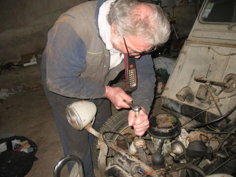 Fait entretien et réparation sur des petits engins de B.T.P. 0 31230 Mauvezin