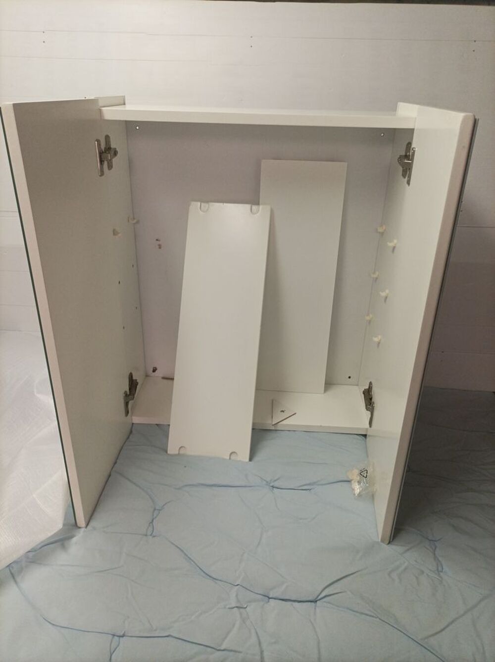 Armoire miroir de salle de bains ou de pharmacie. Meubles