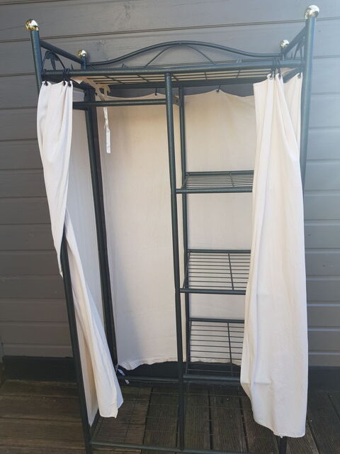 armoire 4 étagères et une partie penderie
30 Saubrigues (40)