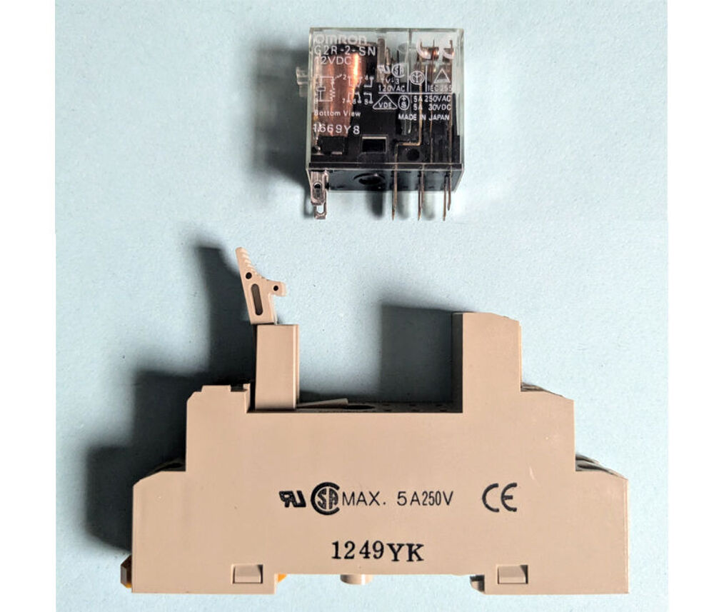 Lot de 8 relais de puissance Omron G2R-2-DC12 mont&eacute; sur base Matériel informatique