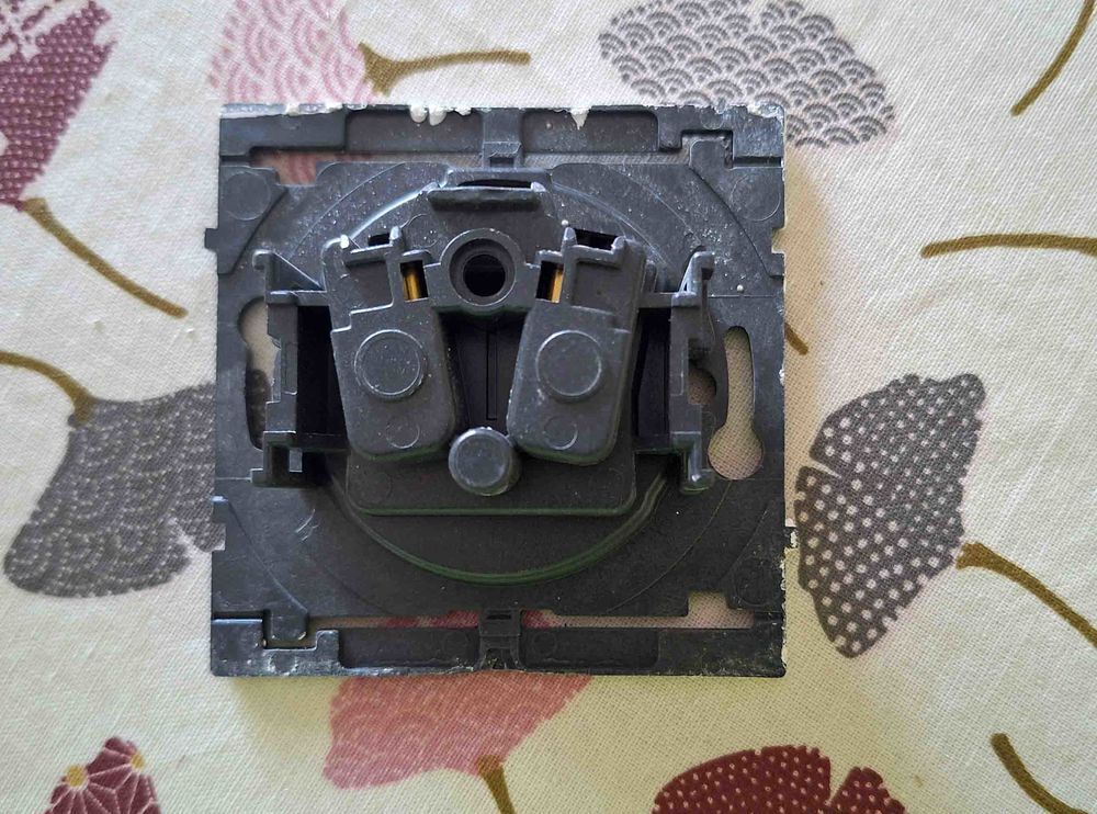 Prise 2 p&ocirc;les 16 amp&egrave;res Bricolage