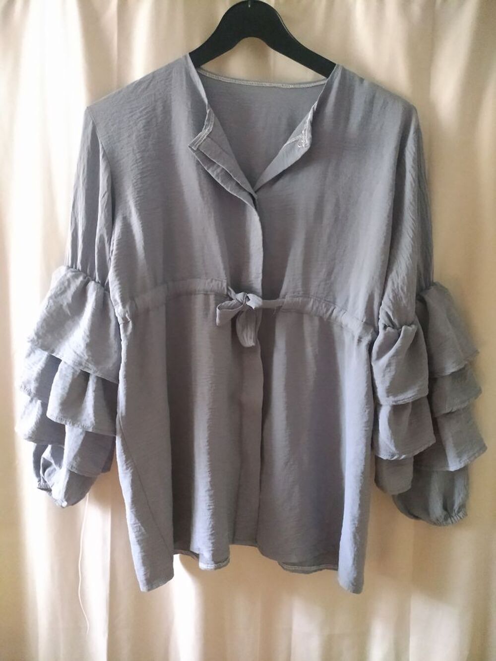Blouse grise &agrave; volants Vêtements