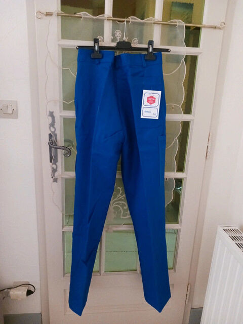 un pantalon bleu
100 % coton
taille 38 9 Chadurie (16)