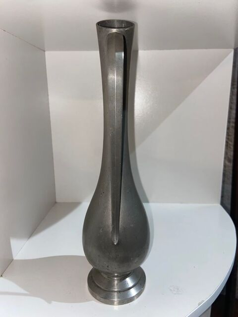 Soliflore/mini vase en étain avec poinçon   Paris €  Qualité €  Etain  . 15 Saint-Aubin-de-Médoc (33)