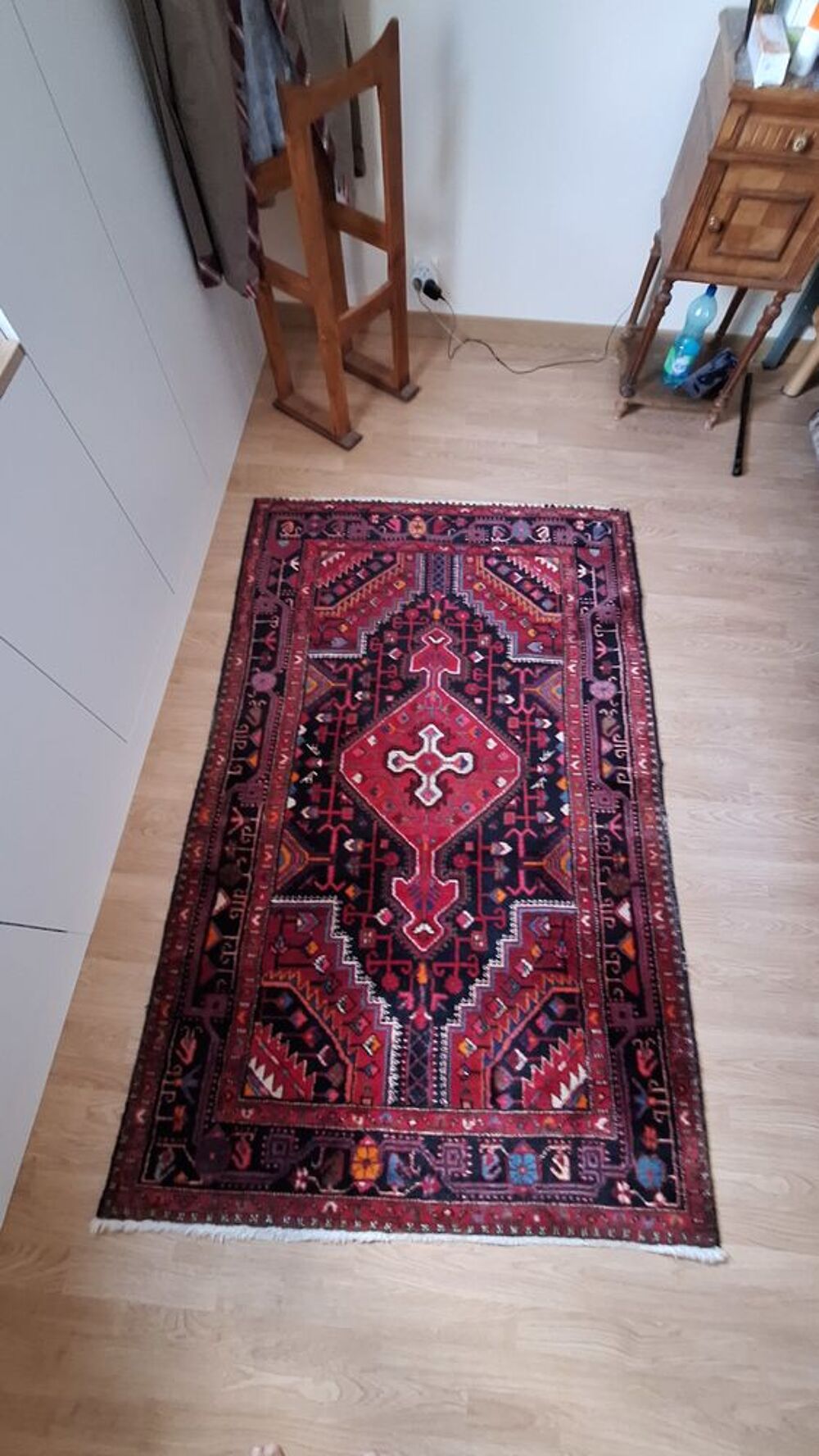 Description
Tapis de laine ancien dim : 190 par 120 cm Décoration