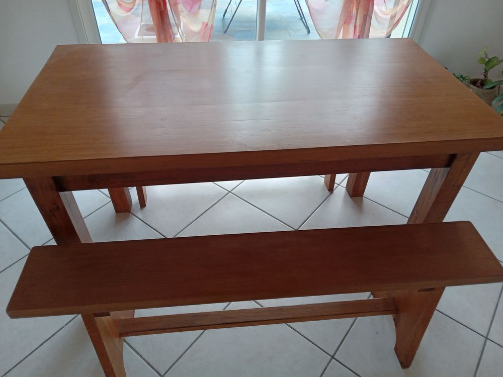 table + 2 bancs en ch&ecirc;ne massif
L 1.32 m - l 68 cm Meubles