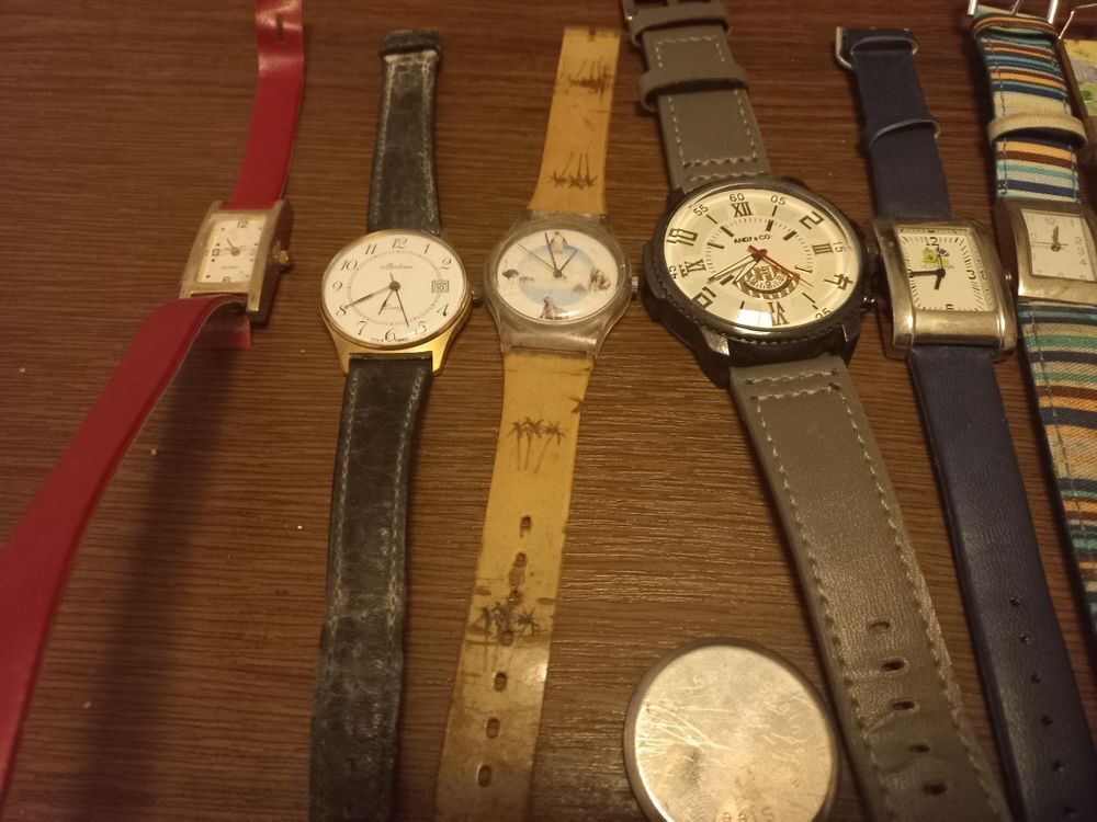 LOT 15 MONTRES pou pieces d&eacute;tach&eacute;es Bijoux et montres