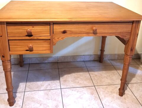 Bureau  
90 Revel (31)