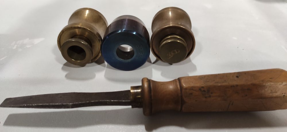 Presse &agrave; oeillets
Bricolage