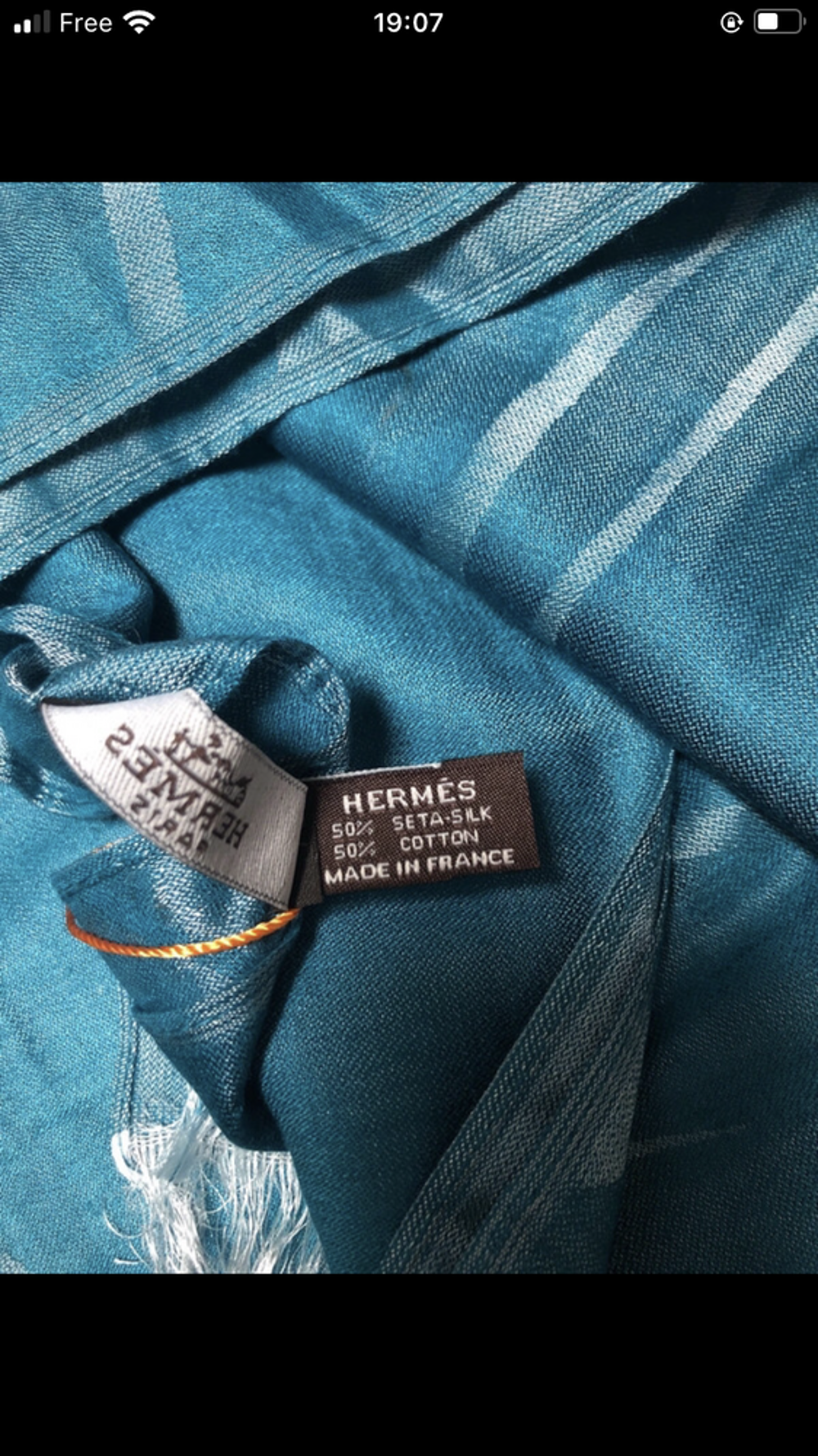 Foulard Herm&egrave;s 
50% soif et 50% coton 
En parfait &eacute;tat Maroquinerie