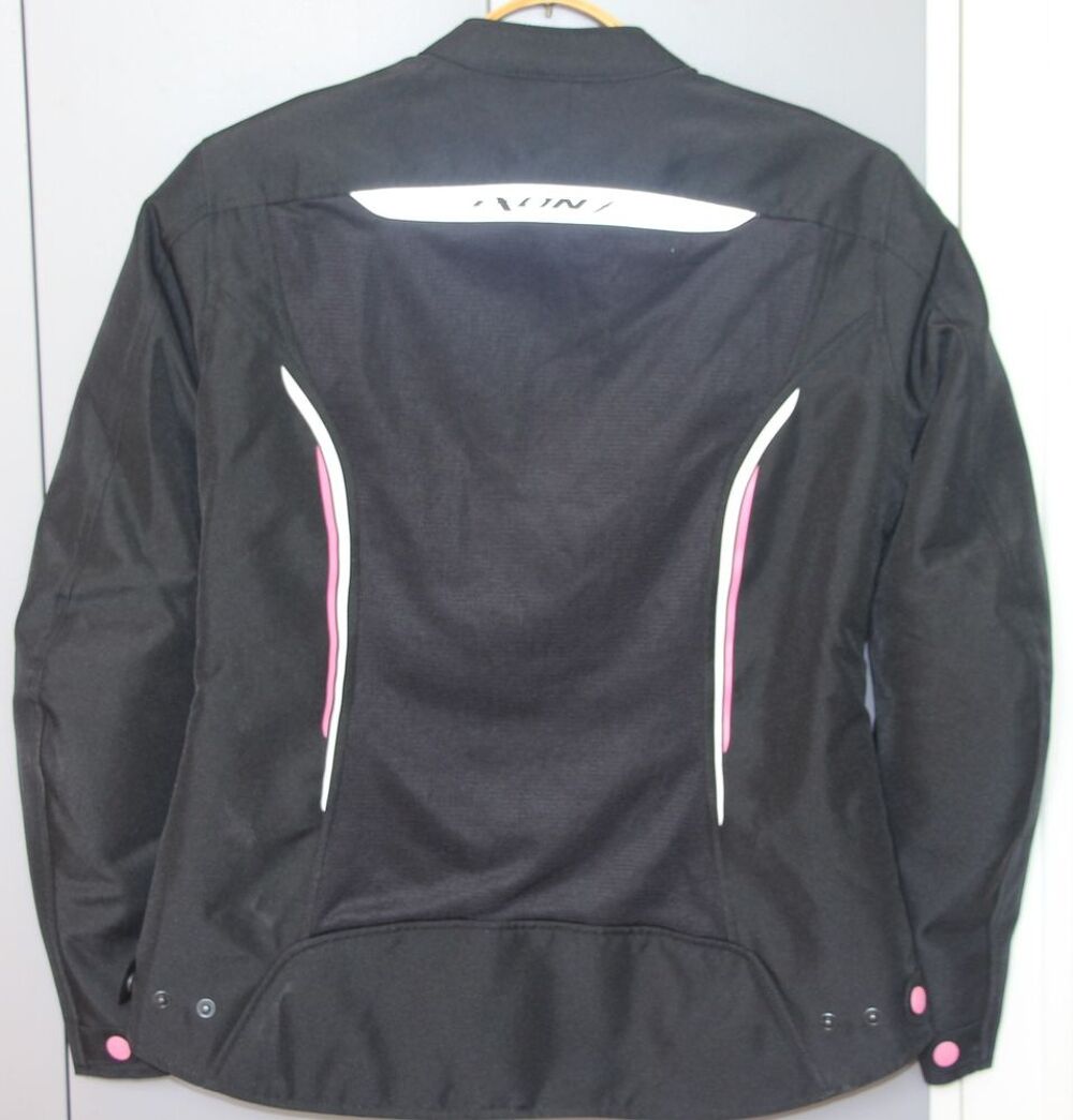 BLOUSON MOTO FEMME TAILLE L
Vêtements