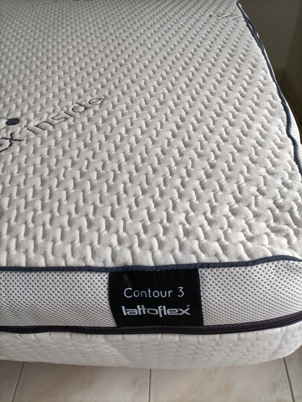 lit m&eacute;canis&eacute; Dunlopillo avec matelas et deux t&eacute;l&eacute;commandes Meubles