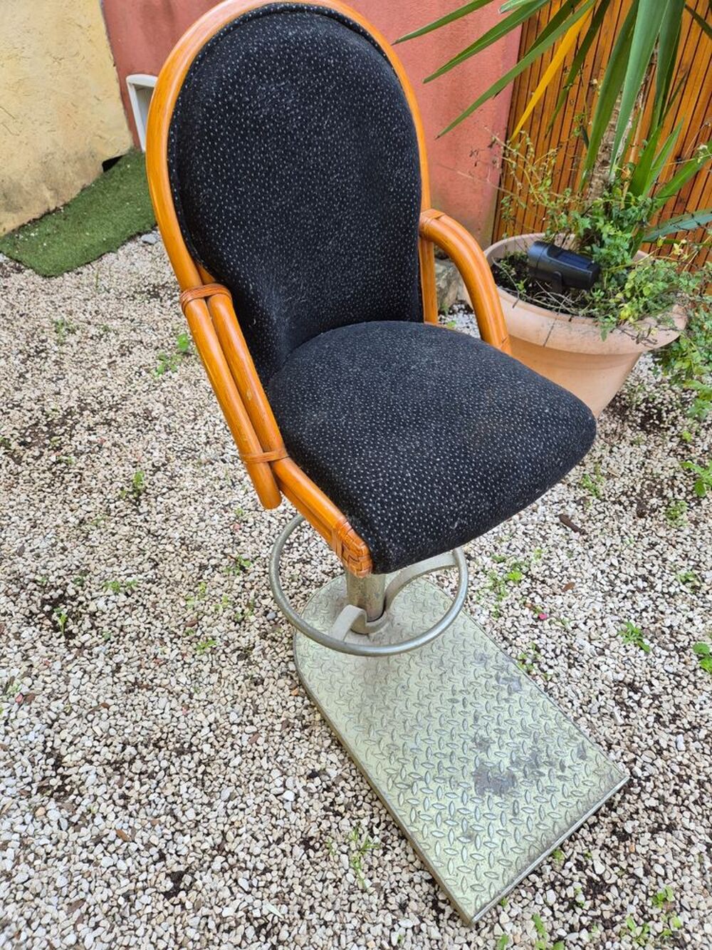 Si&egrave;ge tournant type casino d'antan avec socle acier. Meubles