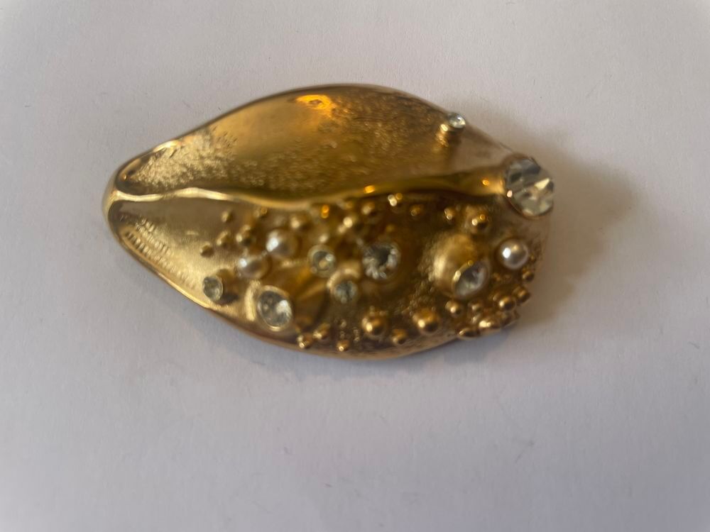 Broche coquillage dor&eacute; strass crystal Christian LACROIX Bijoux et montres