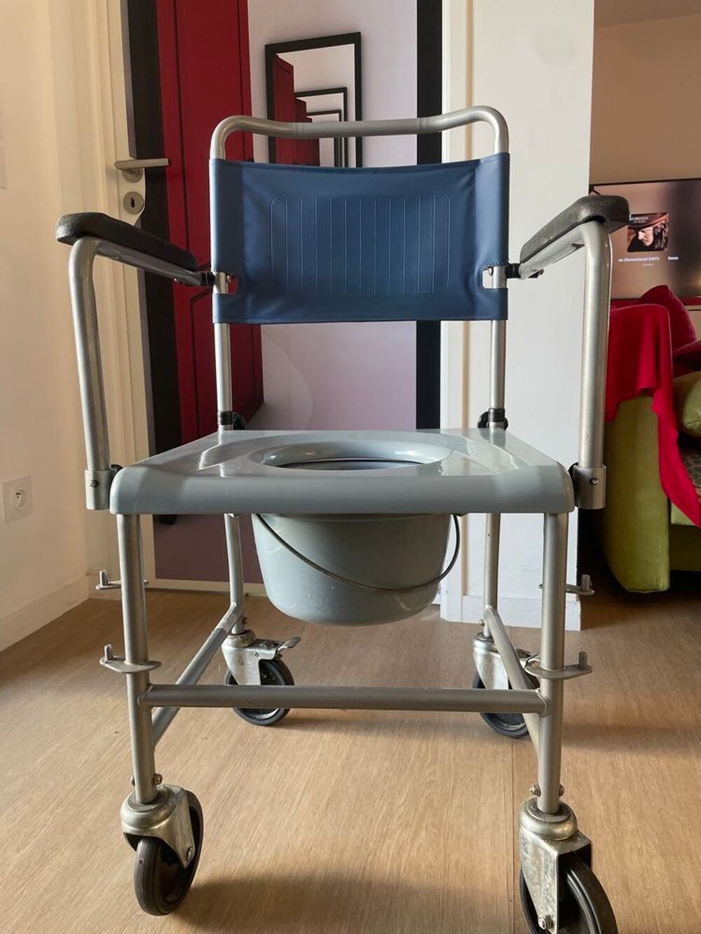   fauteuil roulant (150€) + chaise toilettes (25€) 