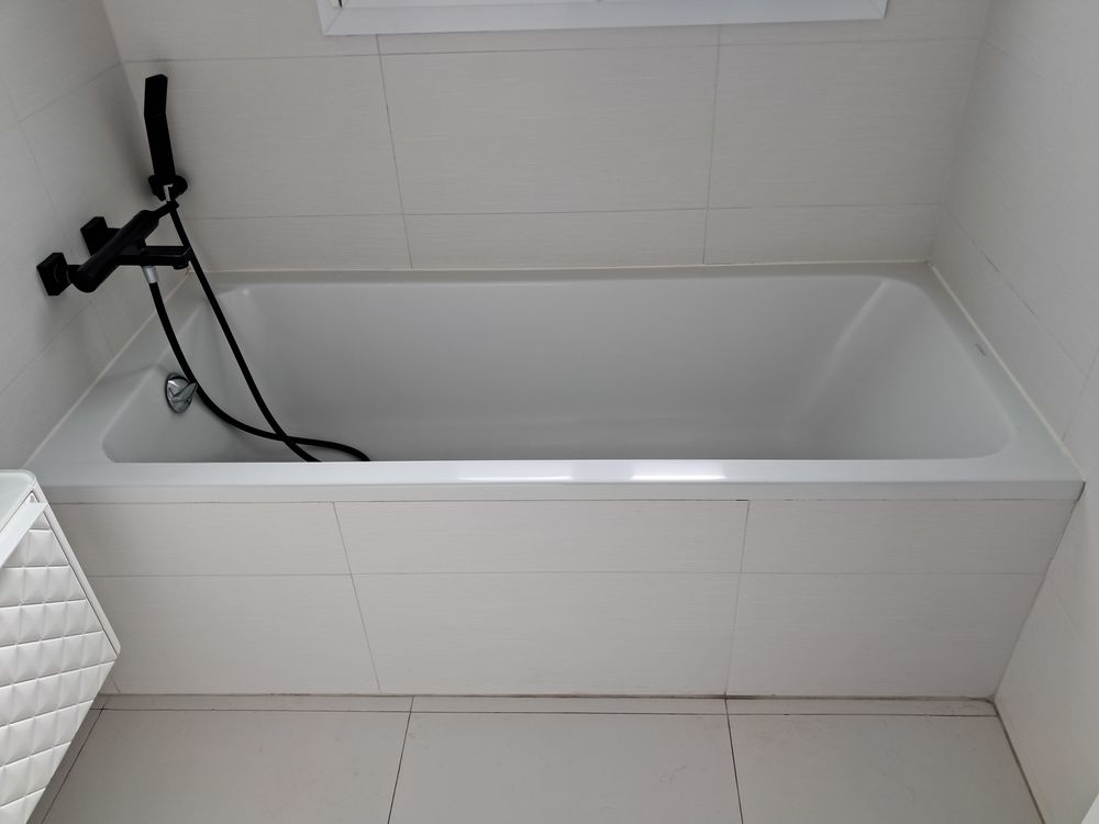 Baignoire acrylique et robinetterie Meubles