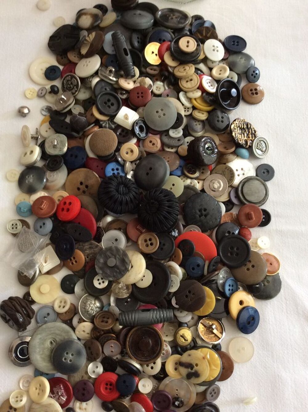 Boutons anciens divers mod&egrave;les et mat&eacute;riaux 1kg ! 