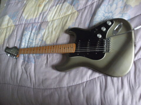 GUITARE ELECTRIQUE HONDO 760 DE LUXE 1982 295 Rablay-sur-Layon (49)