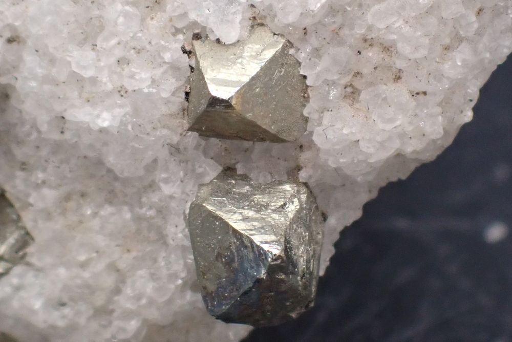 Cristaux de Pyrite octa&eacute;driques sur Quartz Mine de Trimouns 