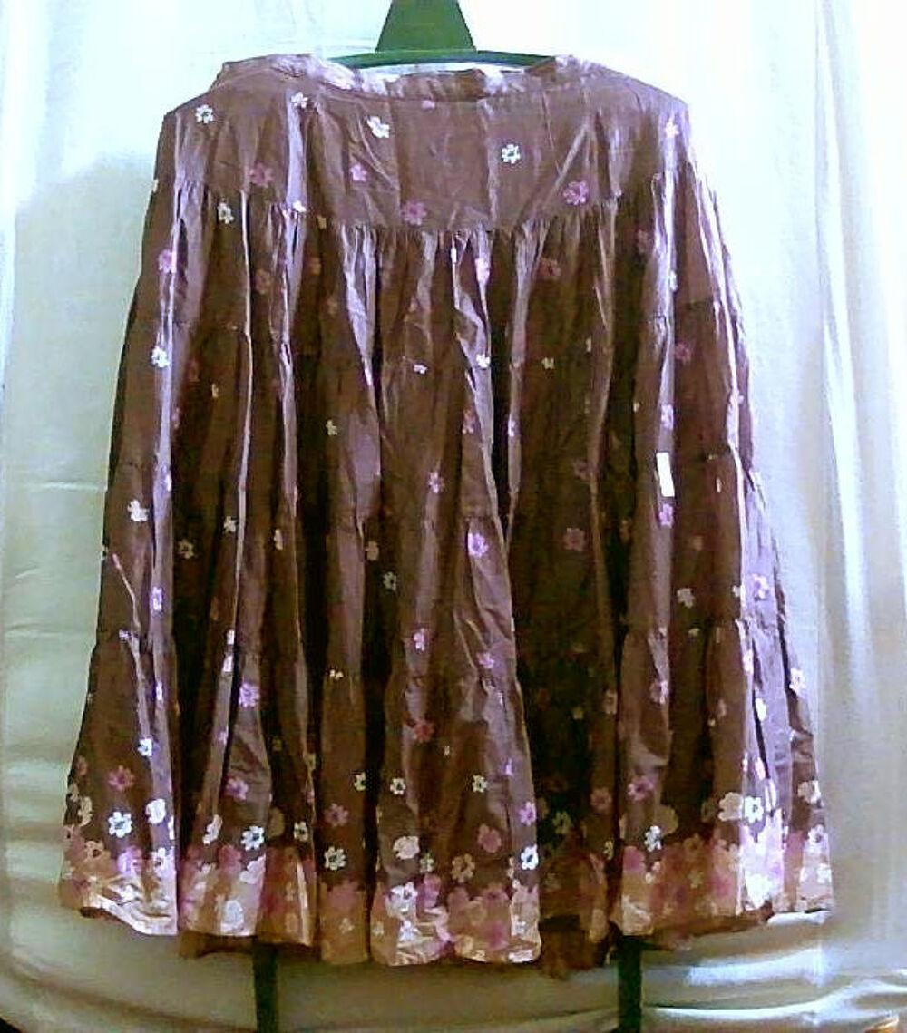 BELLE JUPE TAILLE 50 A MOTIFS FLEURIS Vêtements