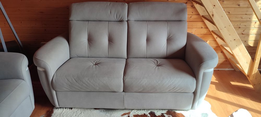 Canap&eacute; 3 places, canap&eacute; 2 places, pouf
en micro fibre. Meubles