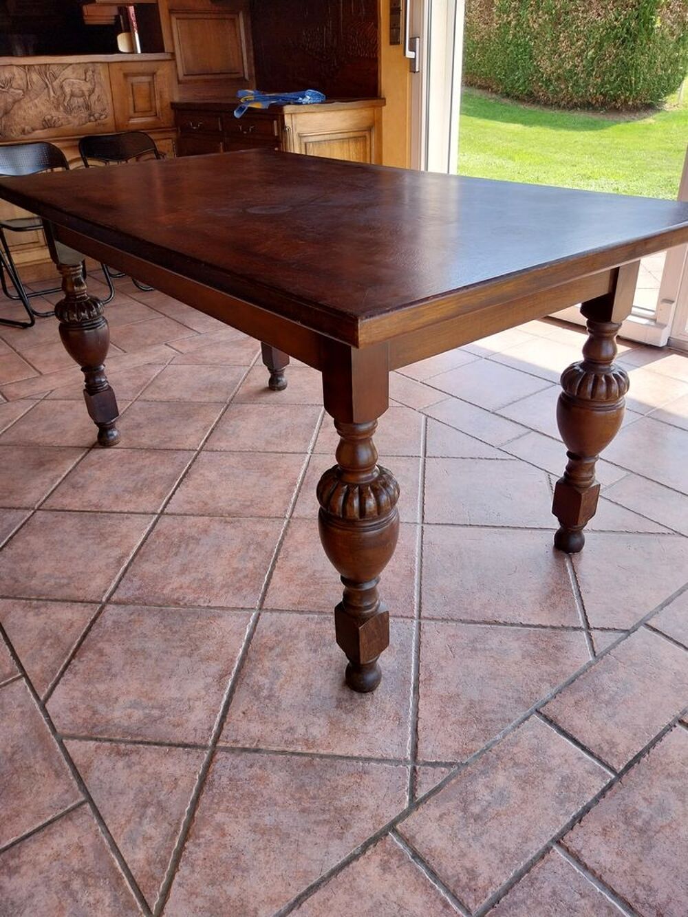 TABLE ET BAHUT Meubles