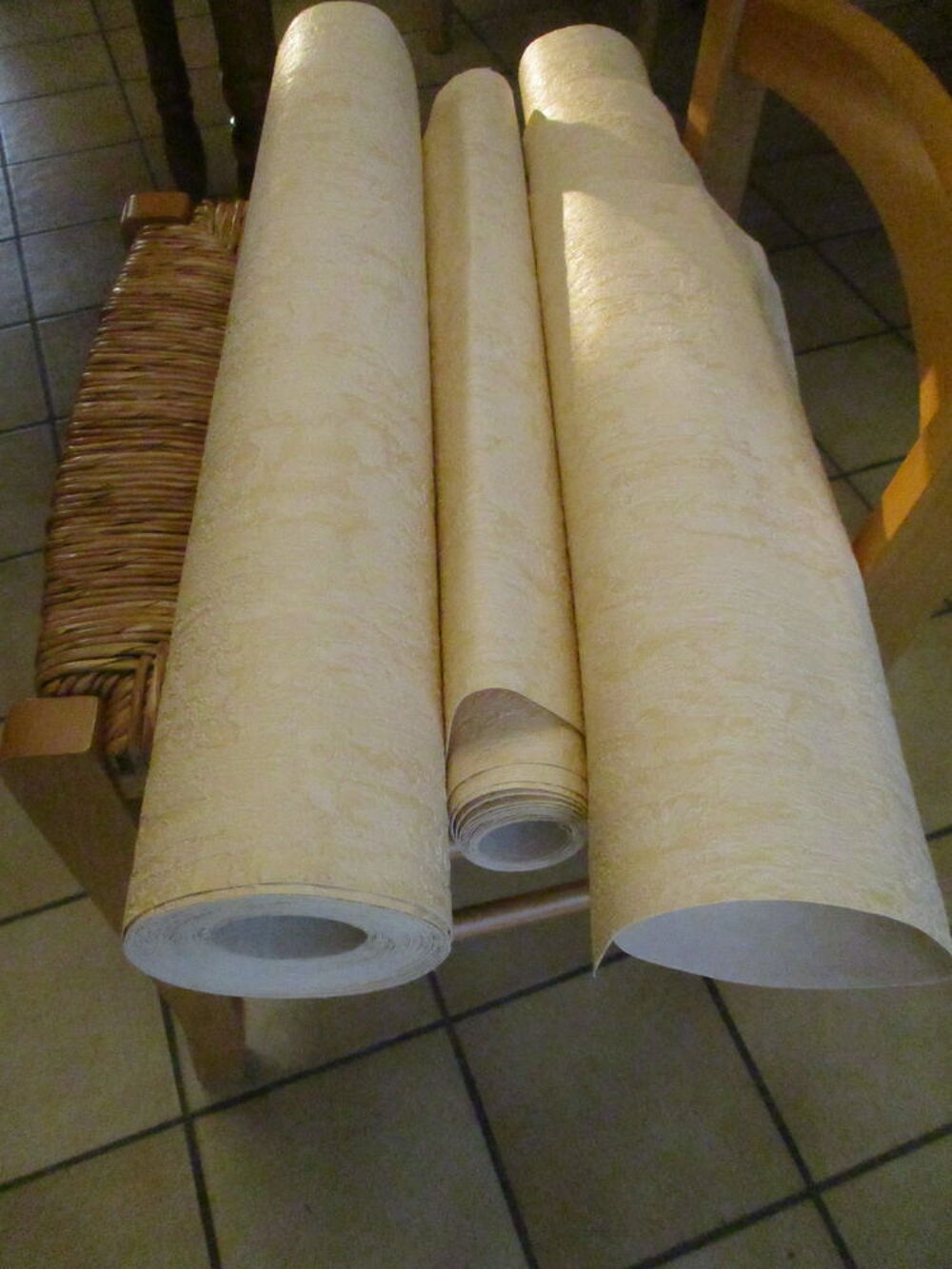 tapisserie jaune tr&egrave;s clair avec motifs l&eacute;g&egrave;rement gaufr&eacute;s Décoration
