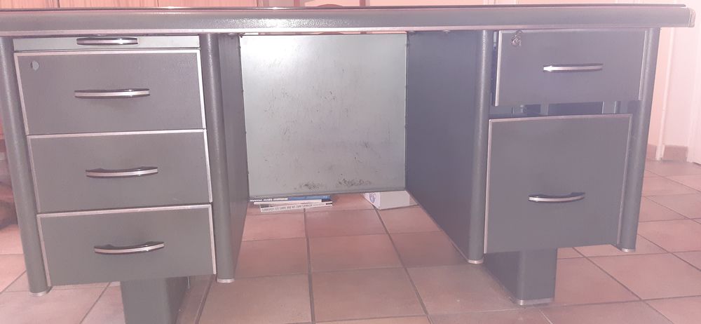 BUREAU M&eacute;tal ann&eacute;e 50
Meubles