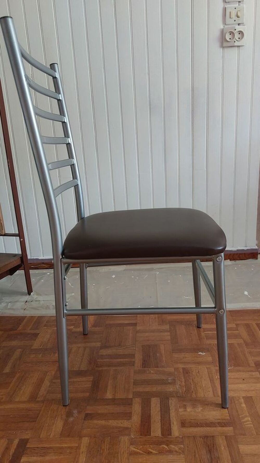 Table et buffet vintage laqu&eacute;s, avec 2 rallonges+ 6 chaises. Meubles