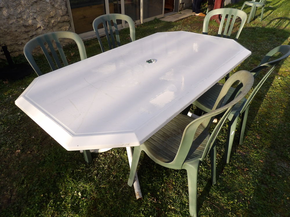TABLE ext&eacute;rieur en BLANC de 170 x 95 cm avec 5 chaises Meubles